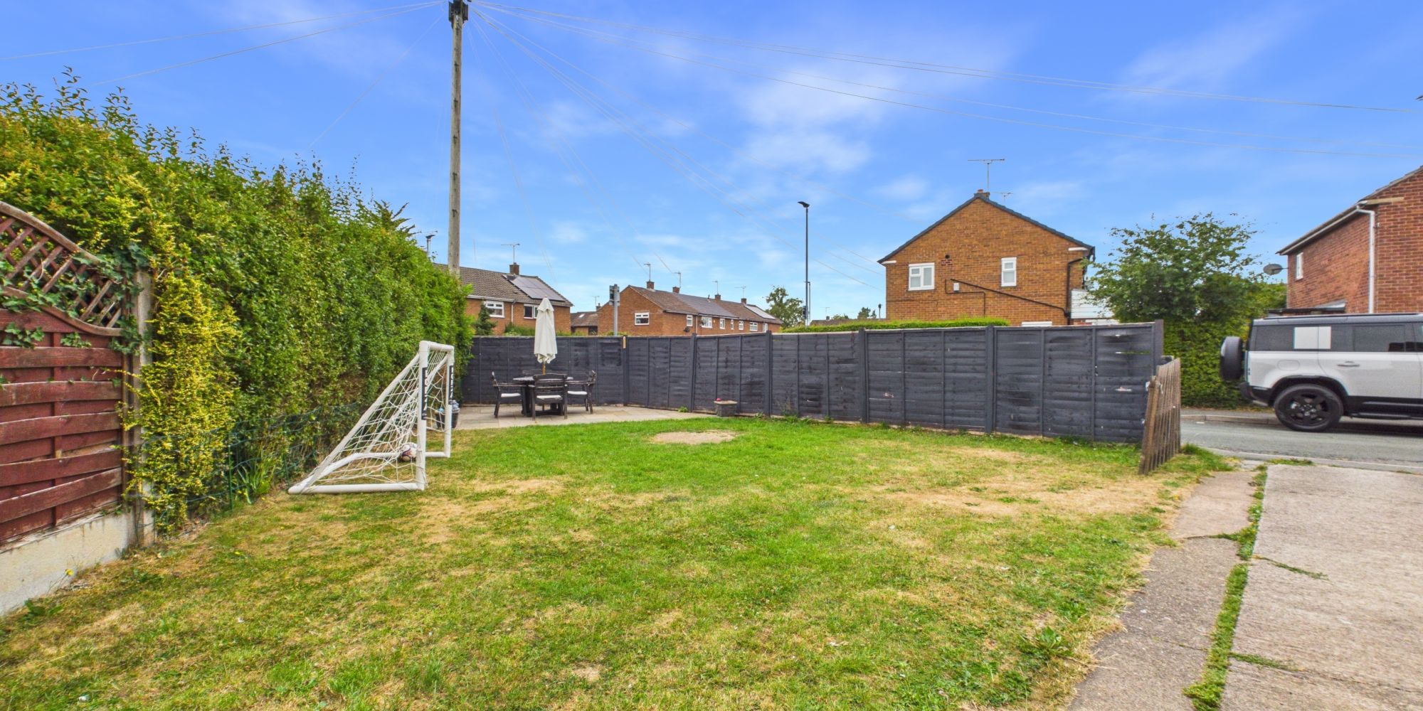 Queens Crescent, Upton, CH2
