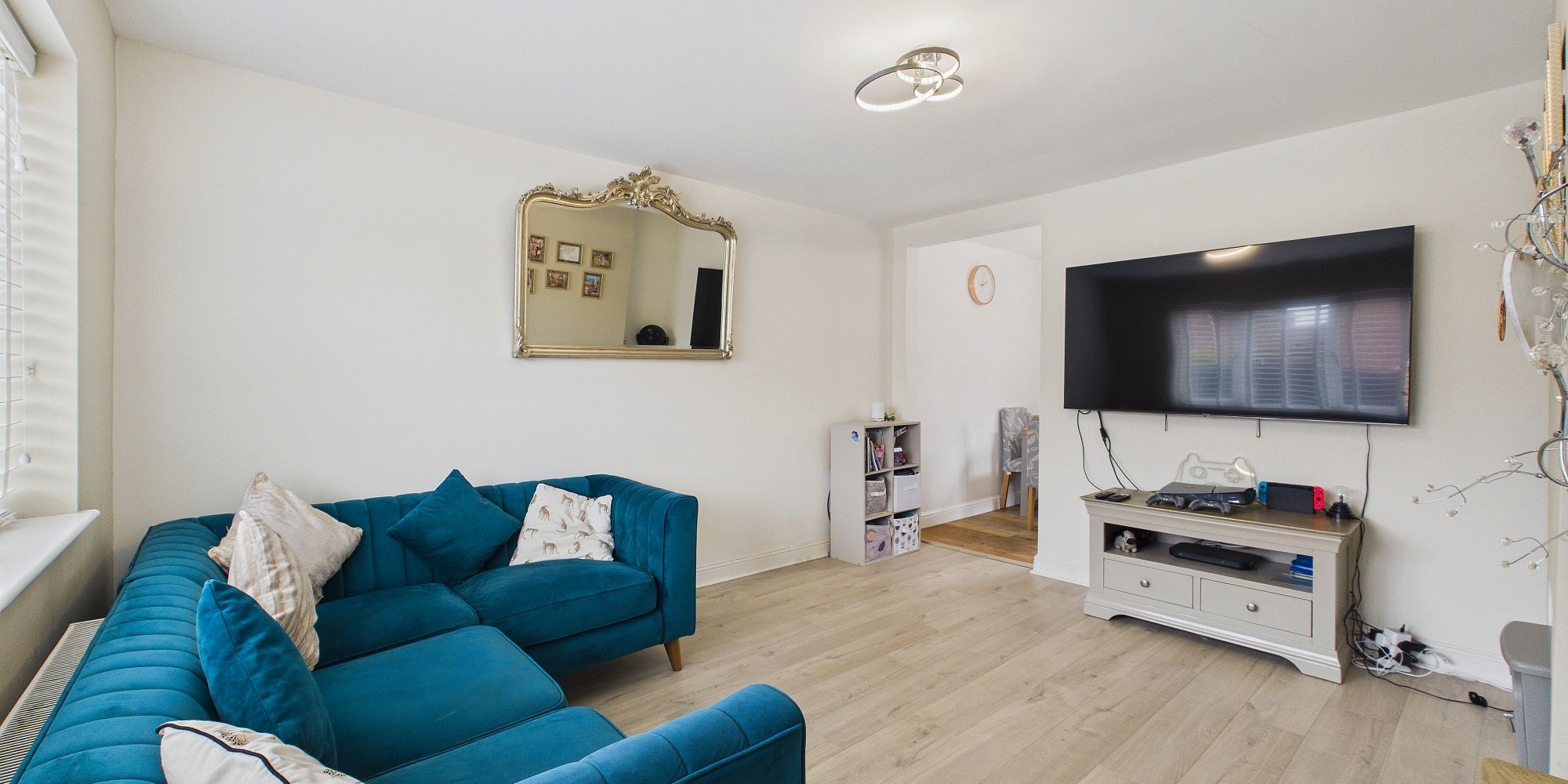 Queens Crescent, Upton, CH2