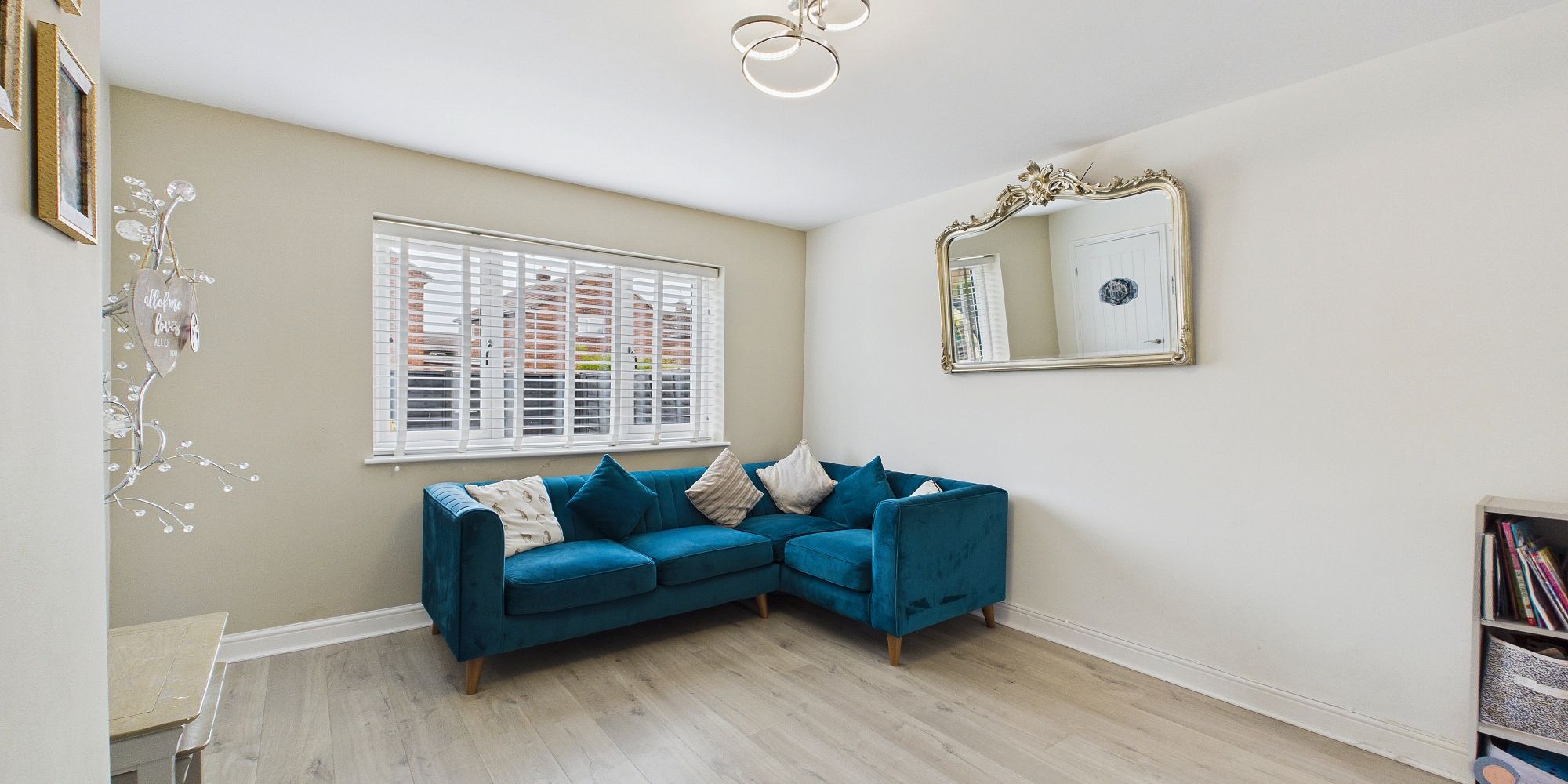Queens Crescent, Upton, CH2