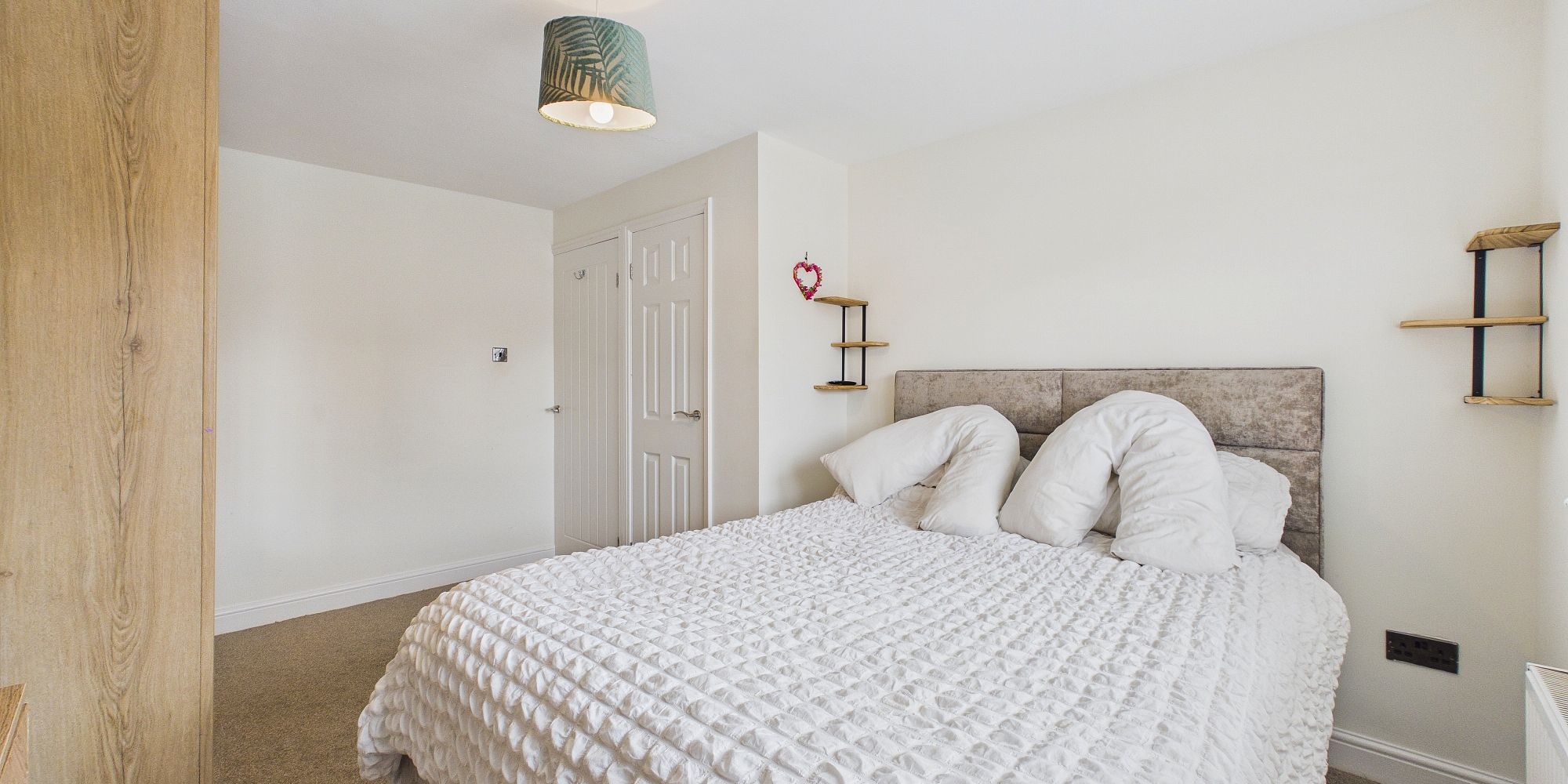 Queens Crescent, Upton, CH2