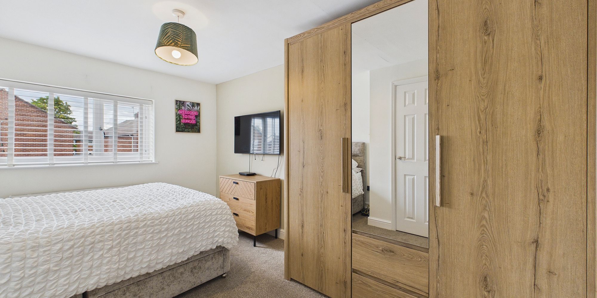 Queens Crescent, Upton, CH2