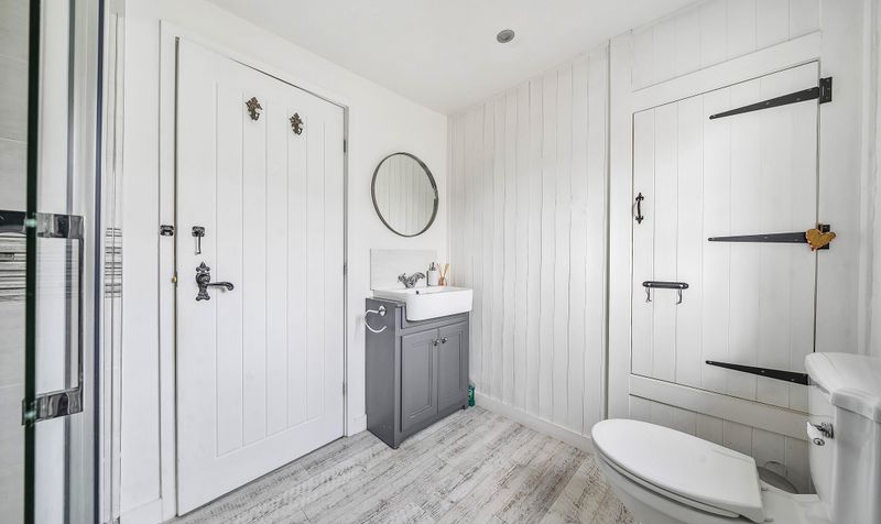 Middle Road, Leatherhead, KT22