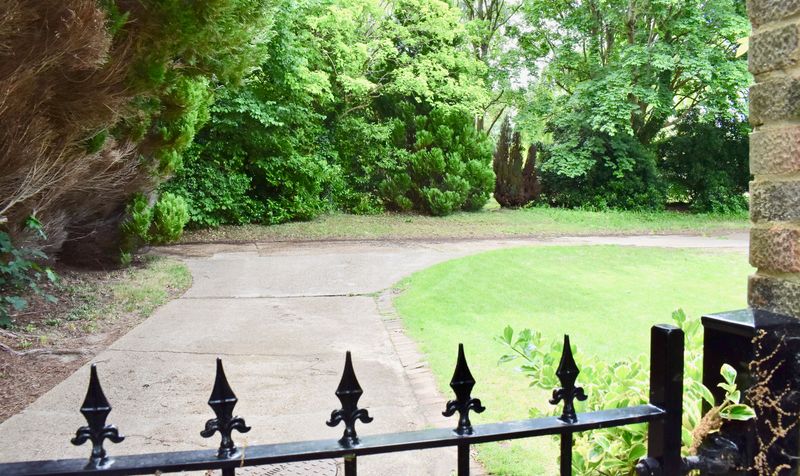 Beauclare Close, Leatherhead, KT22