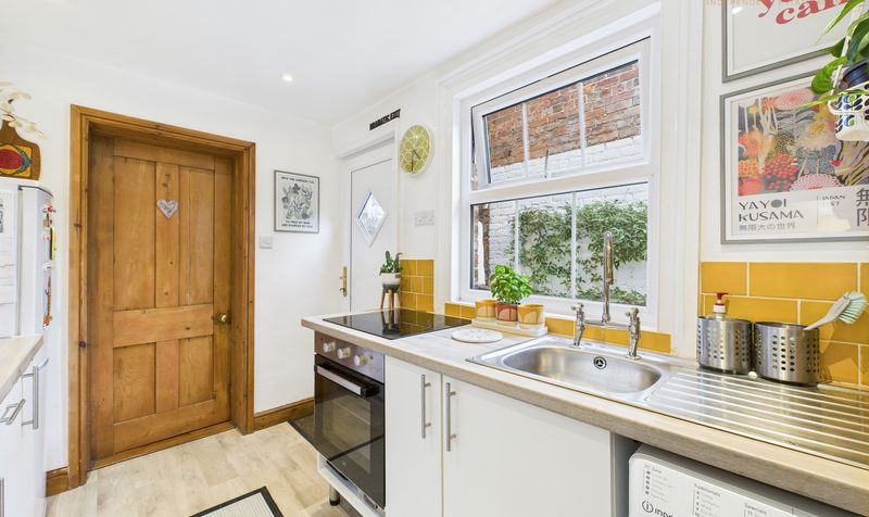 Heath Road, Upton, CH2