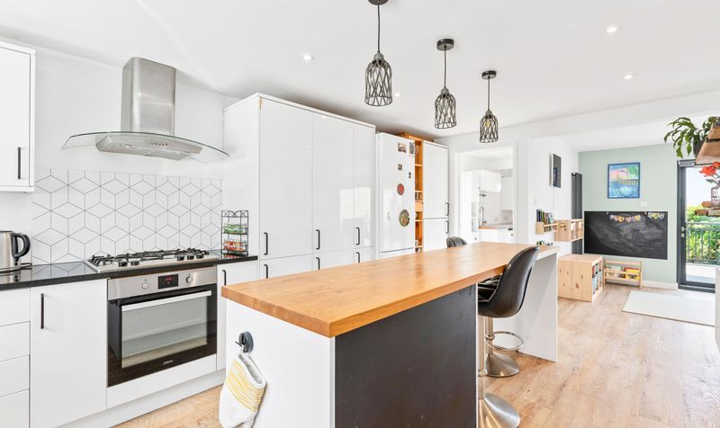 3 Bedroom House For Sale – Standhill Road, Hitchin, SG4 3