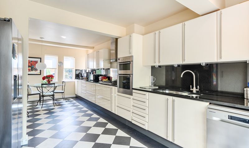 Hylands Close, Epsom, KT18