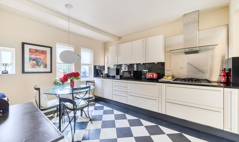 Hylands Close, Epsom, KT18