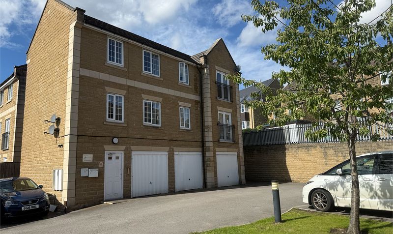 Annie Smith Way, Birkby, HD2