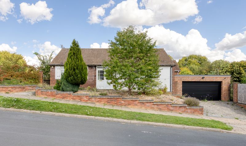 2 Bedroom Bungalow For Sale – Hawthorn Close, Hitchin, SG5