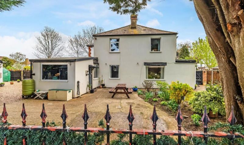 Kingston Road, Leatherhead, KT22