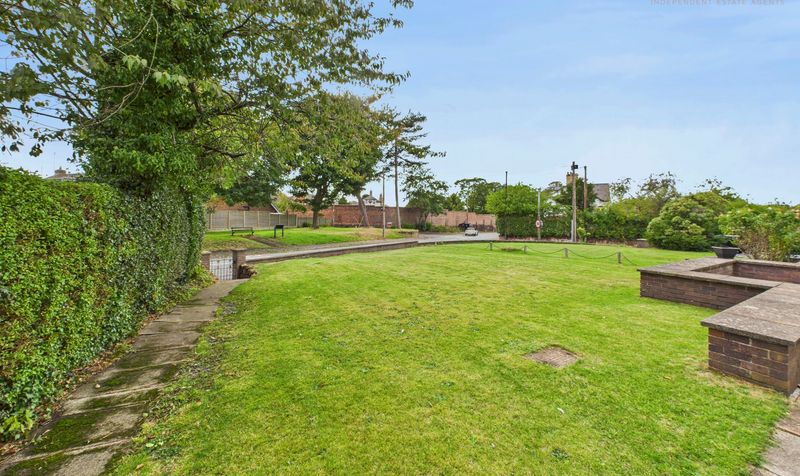 Upton Lane, Upton, CH2