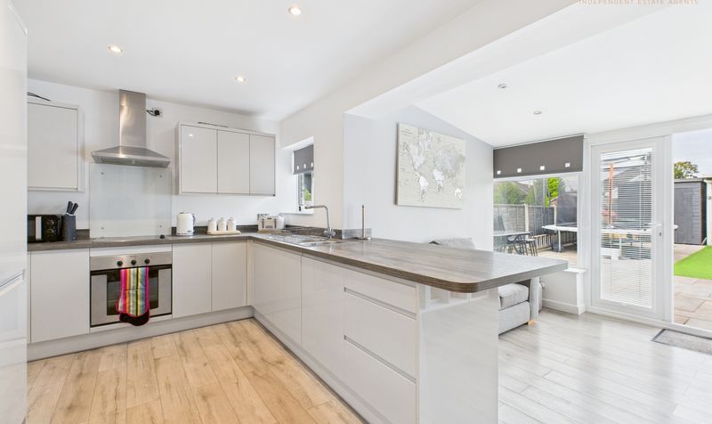 Queens Crescent, Upton, CH2