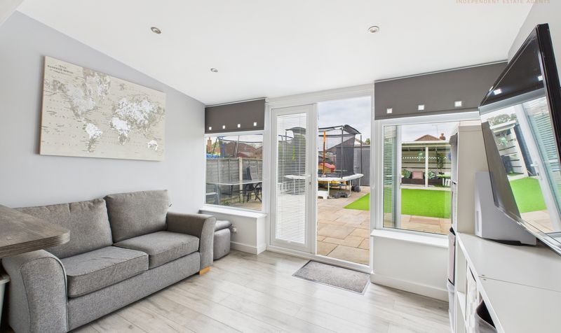 Queens Crescent, Upton, CH2