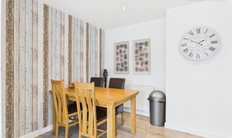 Queens Crescent, Upton, CH2