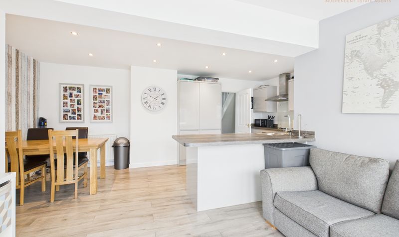 Queens Crescent, Upton, CH2