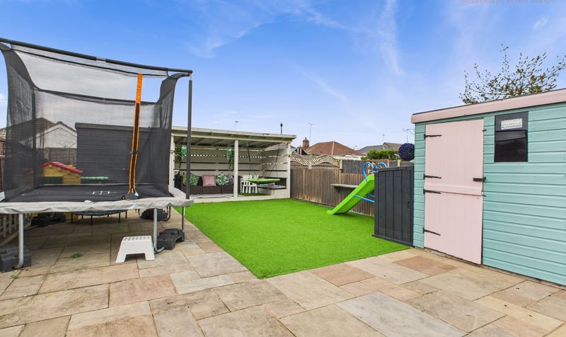 Queens Crescent, Upton, CH2