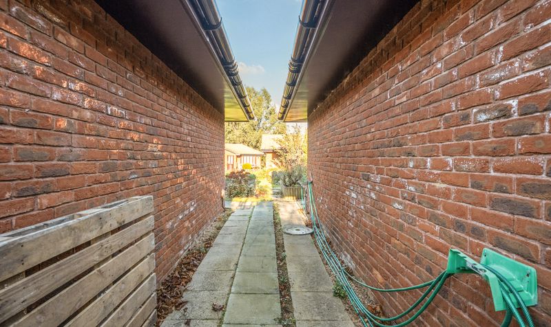 Oakmead Green, Epsom, KT18