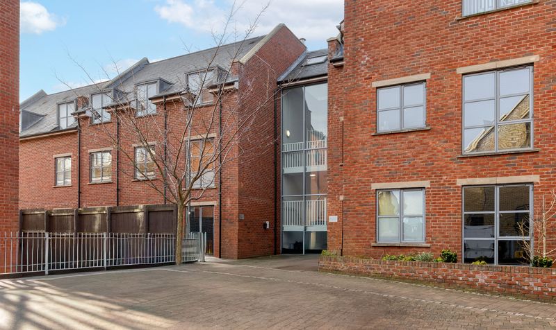 2 Bedroom Flat For Sale &ndash; Paynes Park, Hitchin, SG5 2