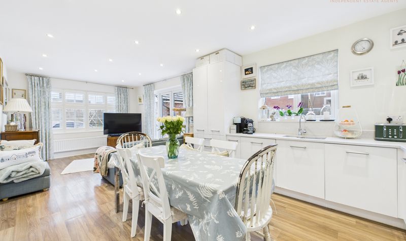 Mercia Grove, Saighton, CH3