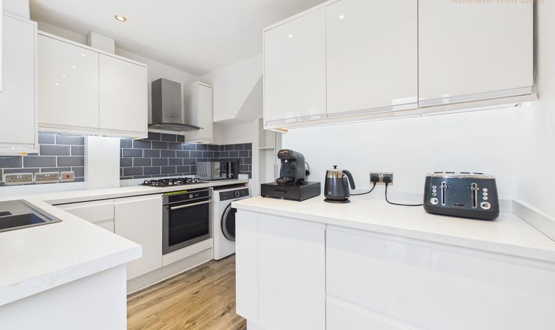 Pine Grove, Hoole, CH2