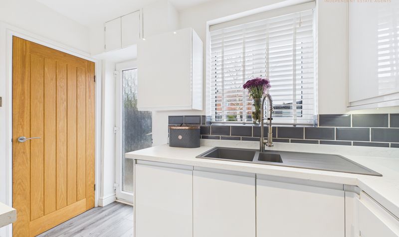 Pine Grove, Hoole, CH2