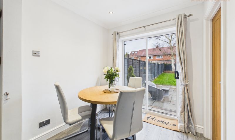 Pine Grove, Hoole, CH2
