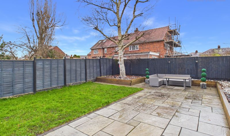 Pine Grove, Hoole, CH2
