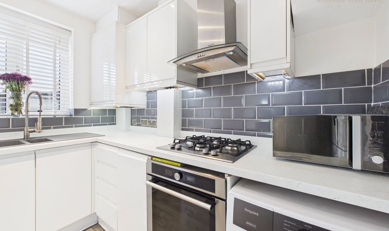 Pine Grove, Hoole, CH2
