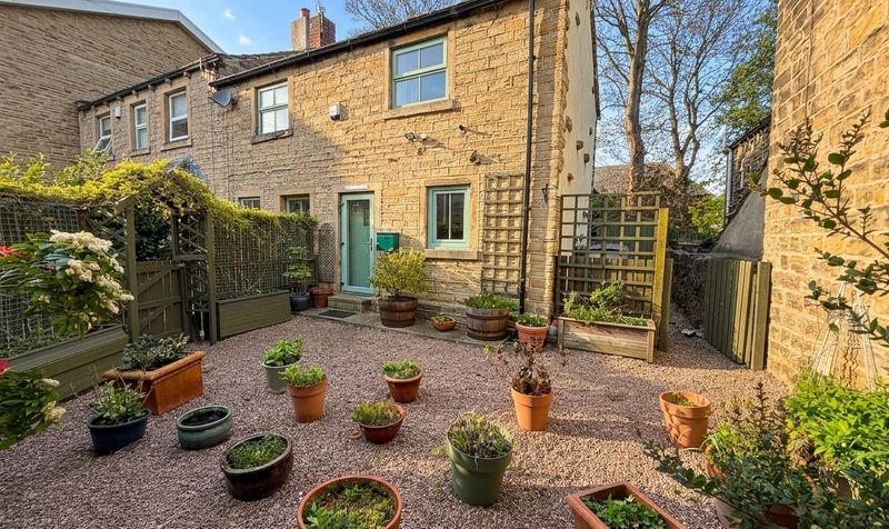 Almond Cottage, Westgate, Almondbury