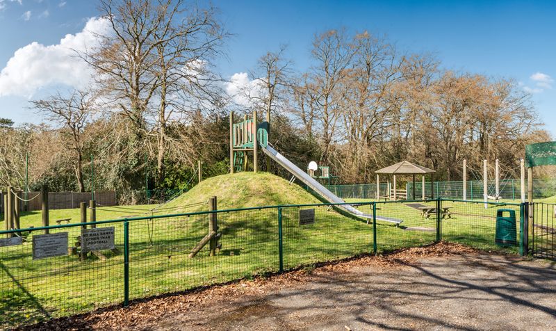 Broome Close, Headley, KT18