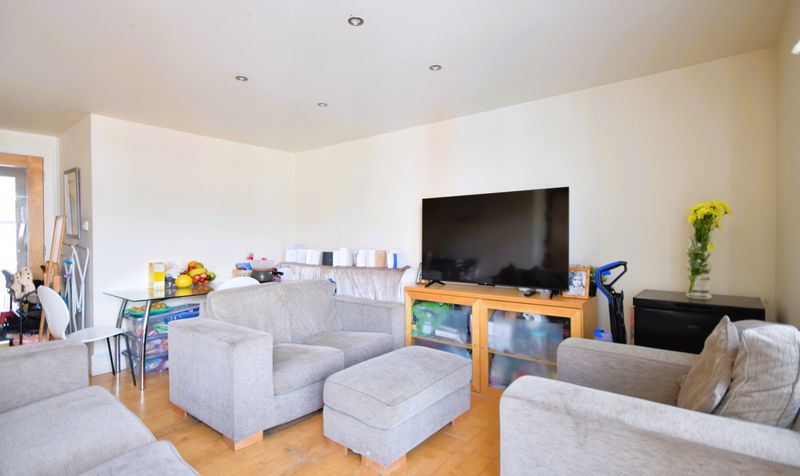 The Oaks Square, Epsom, KT19