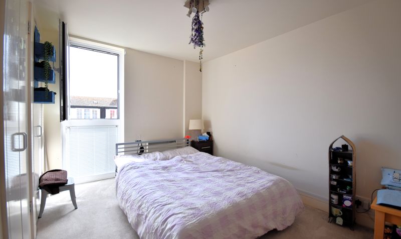 The Oaks Square, Epsom, KT19