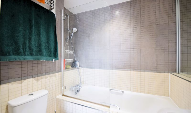The Oaks Square, Epsom, KT19