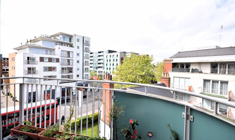 The Oaks Square, Epsom, KT19