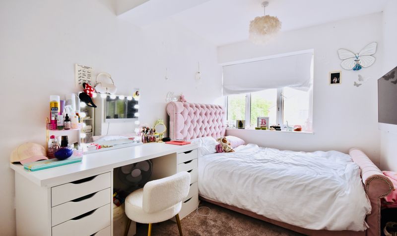 Craddocks Parade, Ashtead, KT21