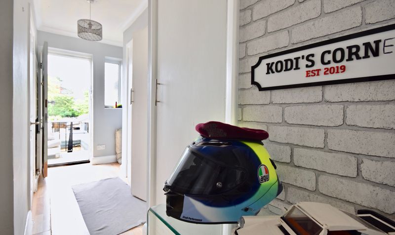 Craddocks Parade, Ashtead, KT21