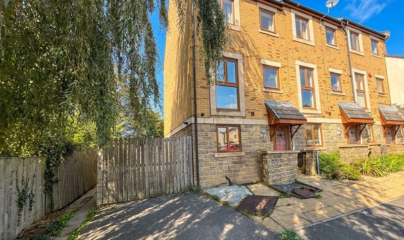 Greenlea Court, Huddersfield, HD5