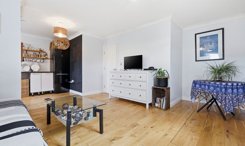 2 Bedroom Flat For Sale &ndash; Grove Road, Hitchin, SG5 2