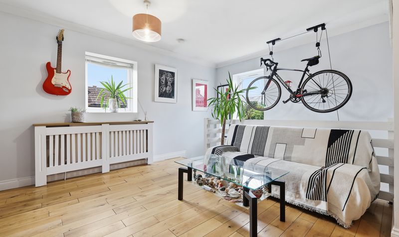 2 Bedroom Flat For Sale &ndash; Grove Road, Hitchin, SG5 3