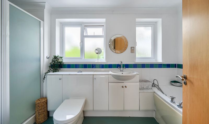 Avenue Close, Tadworth, KT20