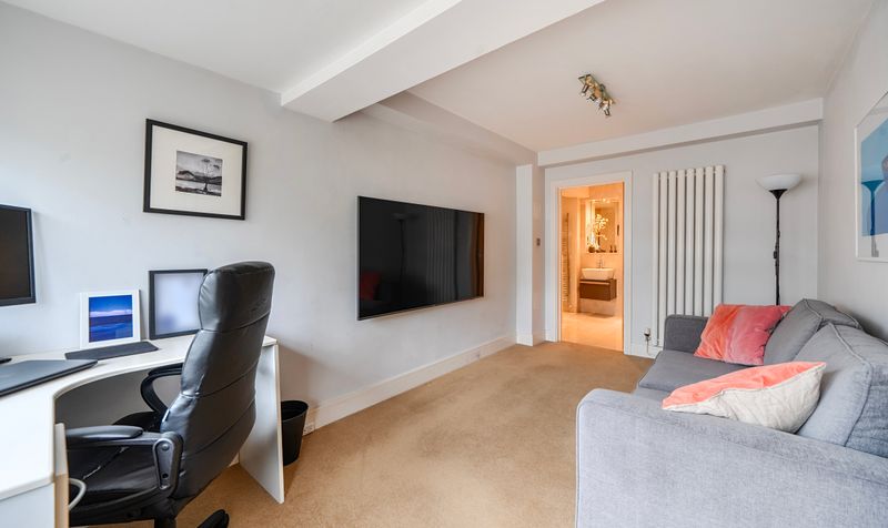 Avenue Close, Tadworth, KT20