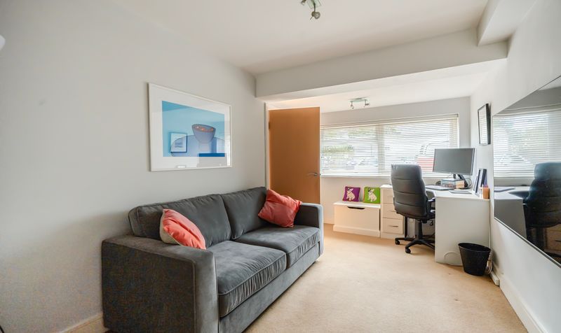 Avenue Close, Tadworth, KT20