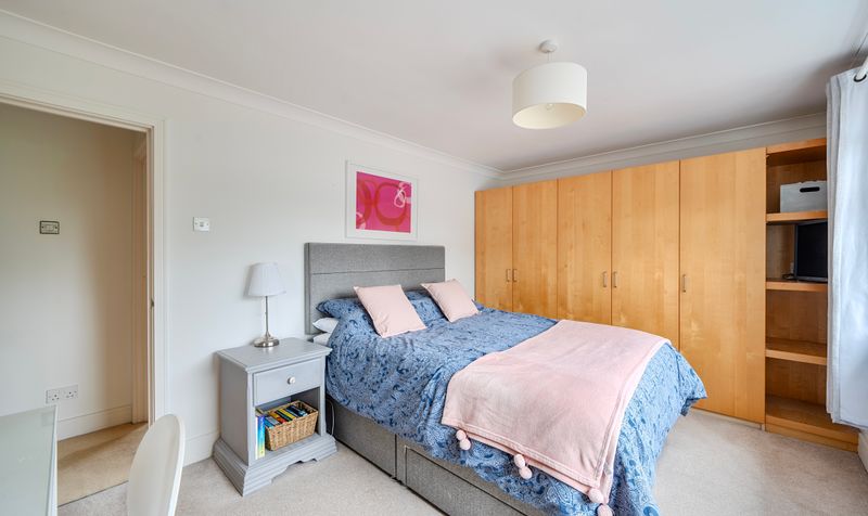 Avenue Close, Tadworth, KT20