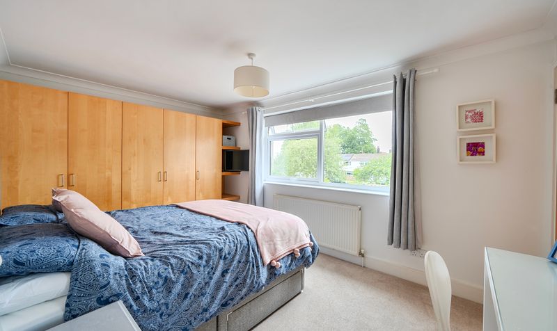 Avenue Close, Tadworth, KT20