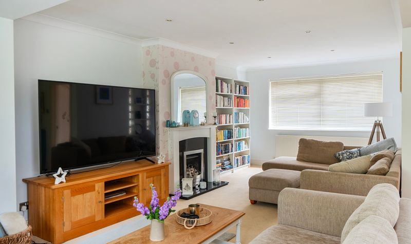 Avenue Close, Tadworth, KT20