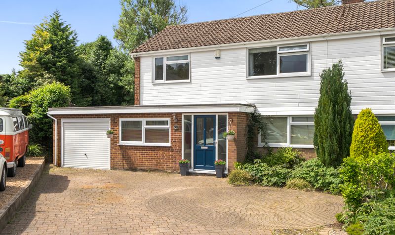 Avenue Close, Tadworth, KT20