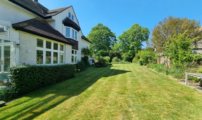 The Mead, Ashtead, KT21