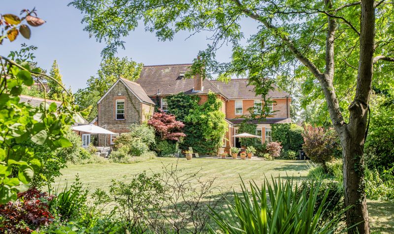 Larkhurst, 11 Highfields, Ashtead KT21 2NL
