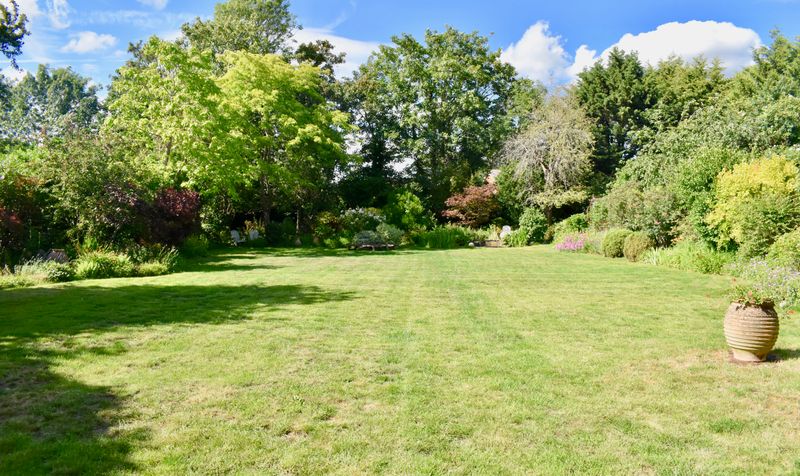 Larkhurst, 11 Highfields, Ashtead KT21 2NL