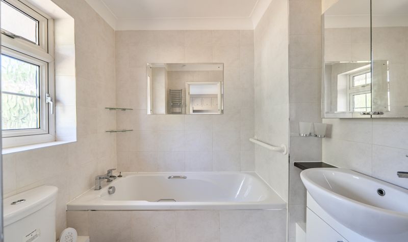 Warwick Gardens, Ashtead, KT21